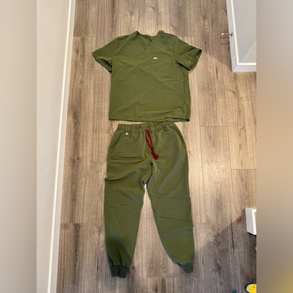 Men’s figs scrubs size XL